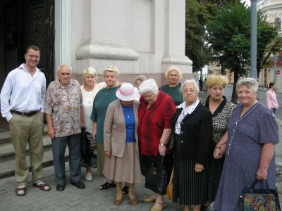 Jag tillsammans med katolska Tjernivtsi-bor och polska besökare utanför den katolska kyrkan.